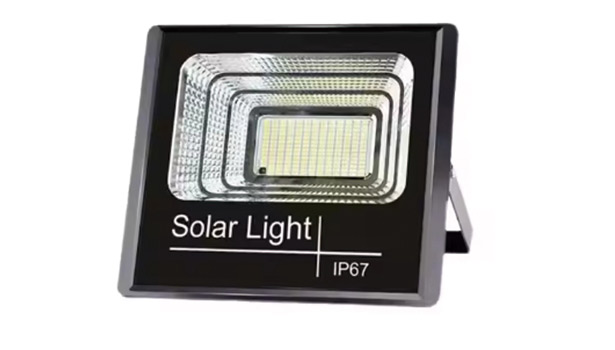 Easy maintenance for solar flood lights