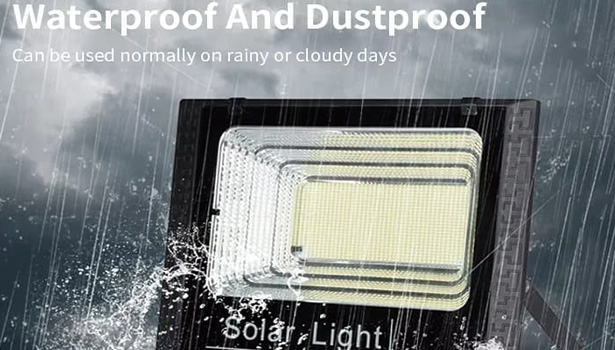 Weather-resistant solar flood light working in rain