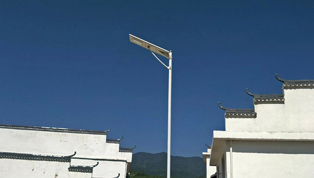 High-efficiency solar street light