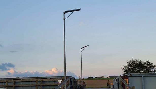 Easy-to-install all-in-one solar street lighting system