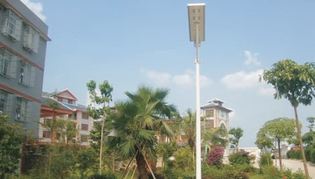 Eco-friendly solar-powered street lamp