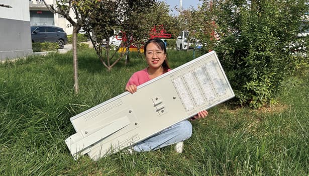High-lumen all-in-one solar street light