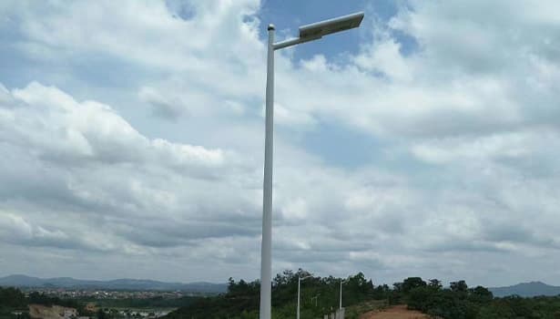 Easy-to-install all-in-one solar street light with LED lamp