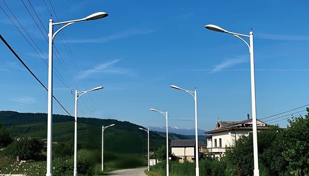 relationship between solar street lights height and road width