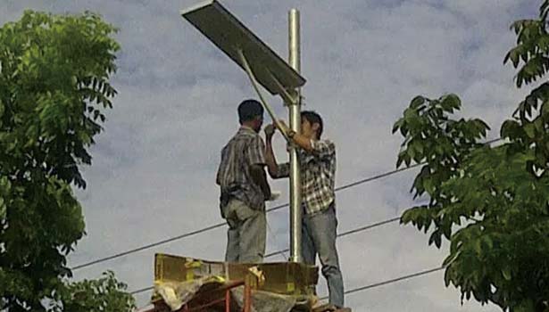 solar-street-lights-installation-in-UAE