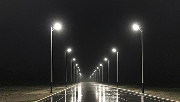 Solar street lights lighting up a rainy night road with reflective pavement – NOKIN