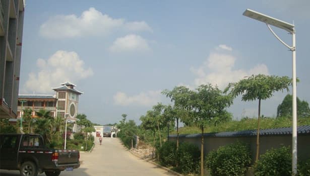 Solar street light for residential areas installed on a neighborhood road, ideal for homeowners and property managers to cut electricity costs.